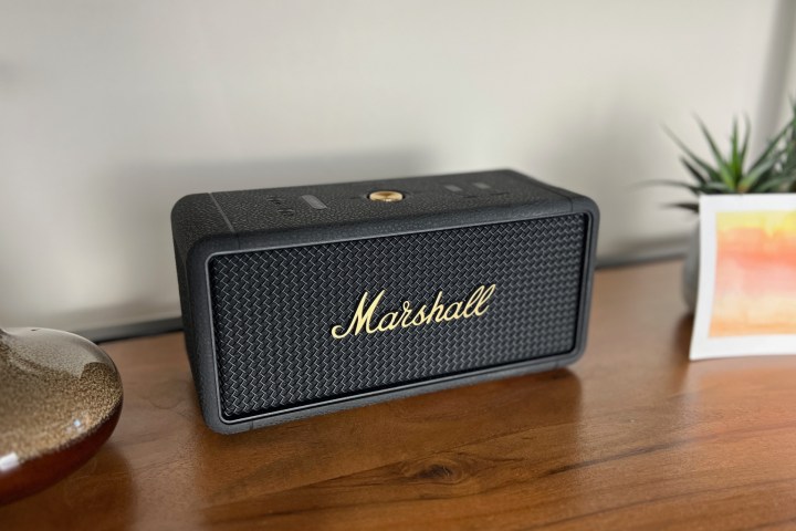 O alto-falante Bluetooth Marshall Middleton em uma estante.