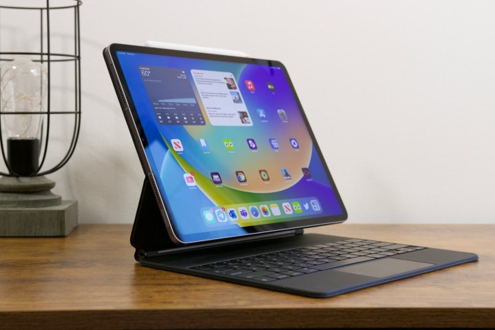 O iPad Pro (2022) instalado no Magic Keyboard.