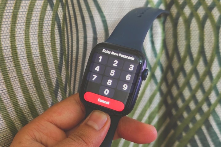 Um Apple Watch exibindo uma solicitação de senha.