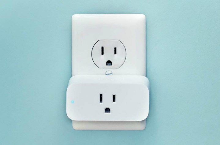 O Amazon Smart Plug em uma tomada de parede.