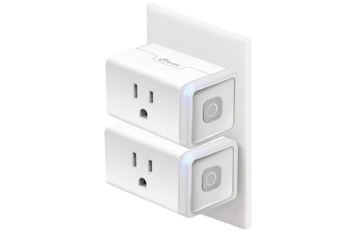 O TP-Link Kasa Smart Plug com um cabo de alimentação conectado.