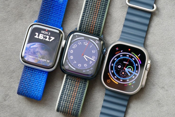 O Apple Watch Ultra com o Apple Watch Series 8 e Watch SE 2.