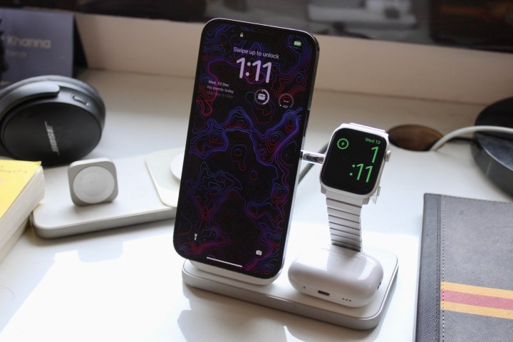 Nomad Stand One Max com iPhone 14 Pro Max, Apple Watch SE e AirPods Pro.