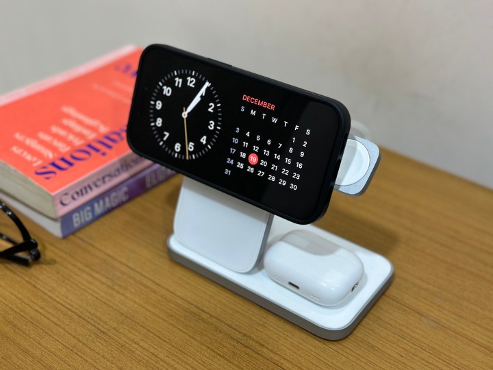 Nomad Stand One Max com iPhone 15 Pro em StandBy sem Apple Watch.