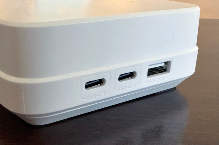 Close das portas USB-C e USB-A no suporte de carregamento ESR 6 em 1.