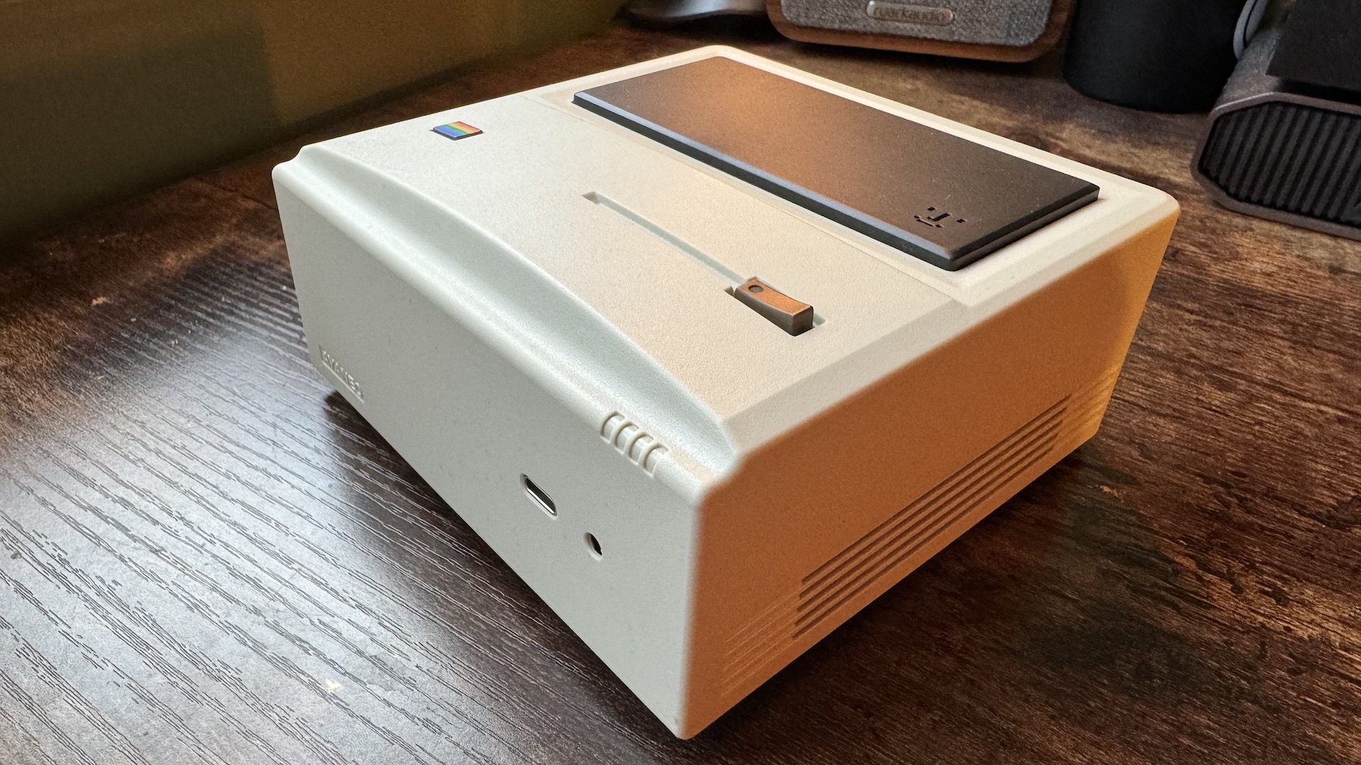 AyaNeo Retro Mini PC AM01 em uma mesa de escritório doméstico de madeira