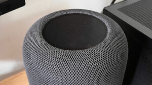 Há rumores de que o futuro HomePod adicionará novamente um display LCD curvo