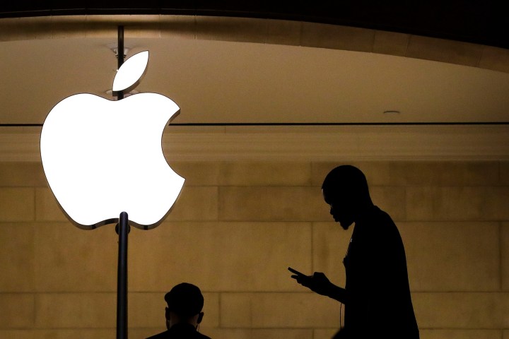 Um homem verifica seu telefone em uma loja da Apple no Grand Central Terminal.