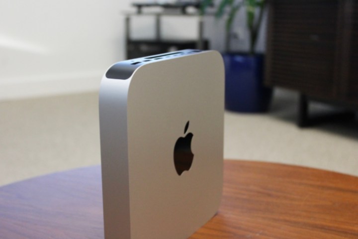 Mac mini deitado de lado.