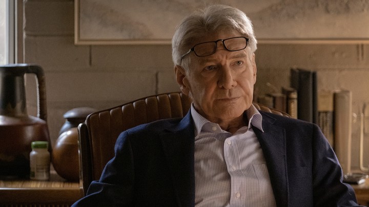 Harrison Ford recostado, óculos na testa em uma cena de Shrinking.