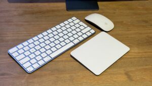 The 2023 M3 iMac on a wooden desk, showing the features of macOS Sonoma