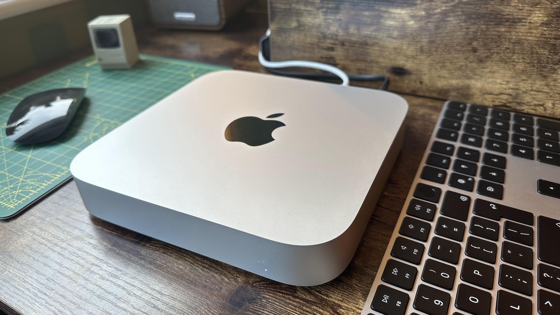 M2 Mac mini em uma mesa de madeira