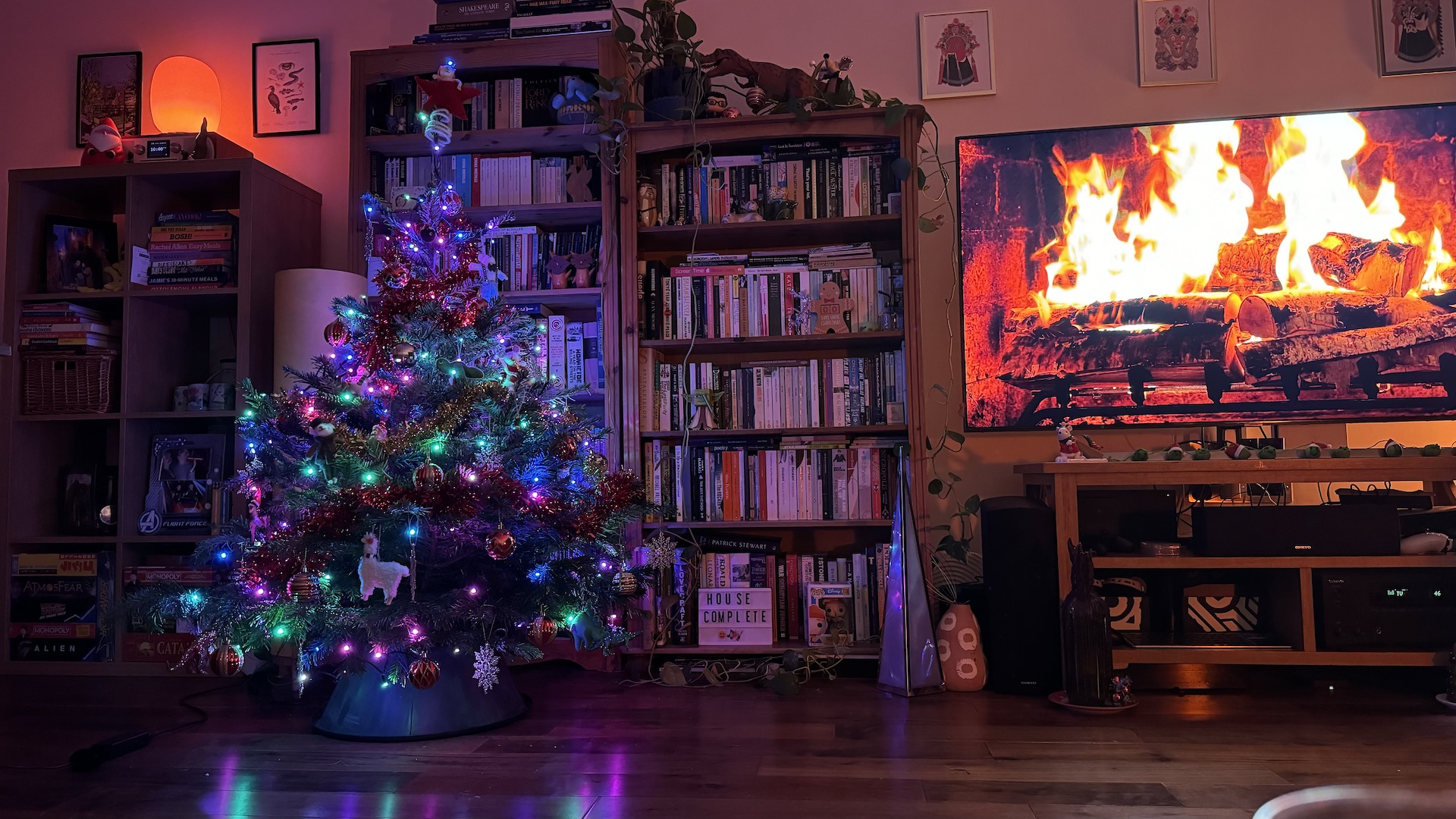 As luzes de corda inteligentes Nanoleaf para férias em uma árvore de Natal