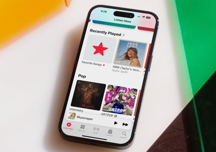 O app Apple Music em um iPhone mostrando a playlist de músicas favoritas.