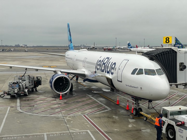 Um avião JetBlue no portão do aeroporto.