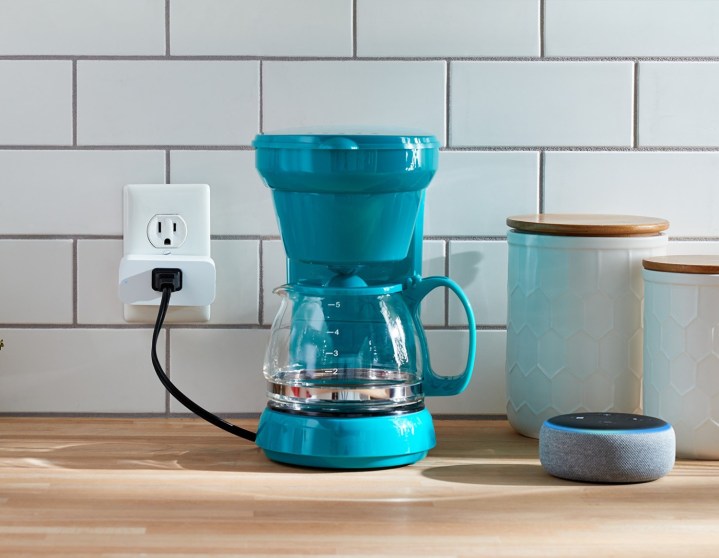 Cafeteira conectada ao Amazon Smart Plug em uma bancada da cozinha.