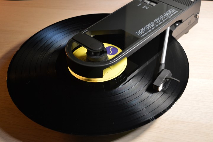 Audio-Technica AT-SB727 Sound Burger tocando um disco de 33 1/3 RPM, capa fechada.