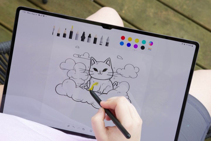 Alguém colorindo com a S Pen no Samsung Galaxy Tab S9 Ultra.