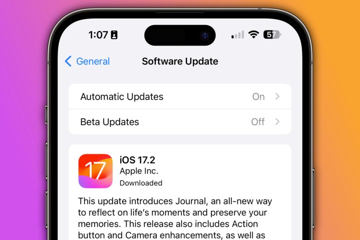 A atualização do iOS 17.2 em um iPhone.