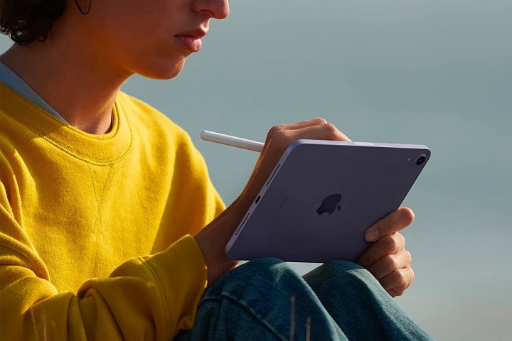 Uma pessoa escreve em um Apple iPad Mini 2021 com um Apple Pencil.