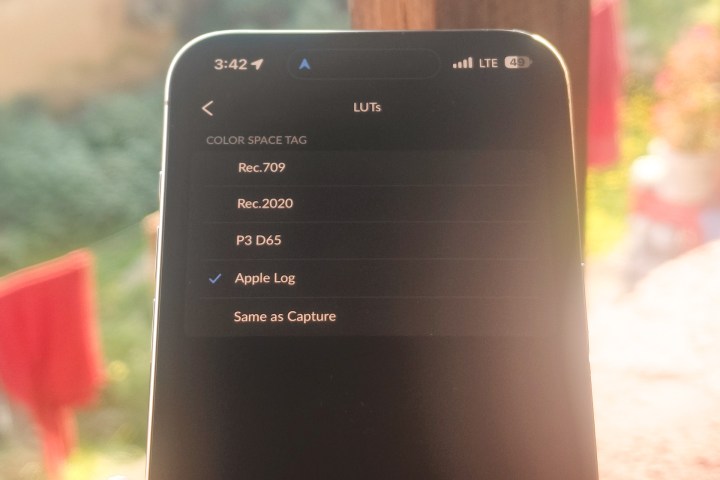 Selecione Apple Log como opção de espaço de cores no aplicativo Black Magic Camera.