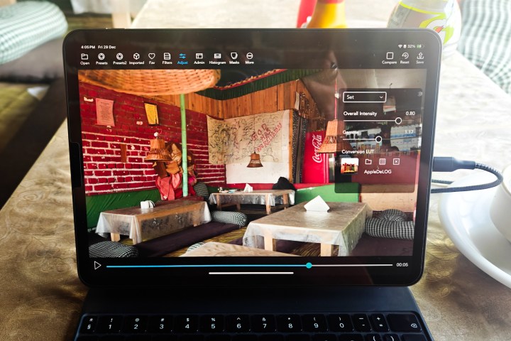 Experimentando LUTs em um aplicativo de edição de vídeo no iPad.