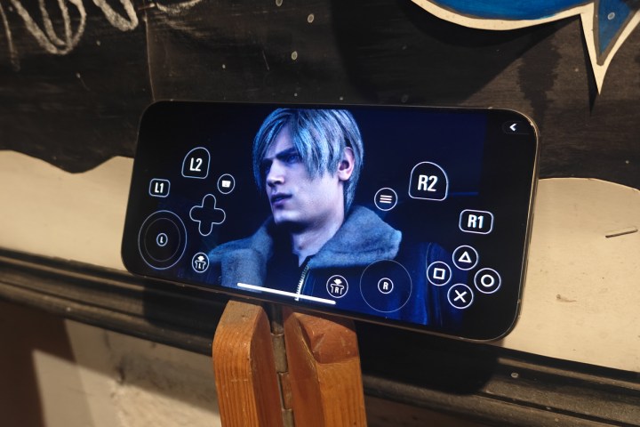 Jogando Resident Evil 4 no iPhone 15 Pro Max.