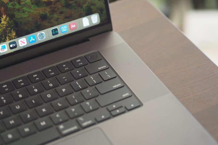 Vista inferior do Apple MacBook Pro 16 mostrando teclado e alto-falante.