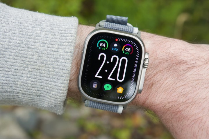 Alguém usando um Apple Watch Ultra 2 mostrando o mostrador Modular Ultra.