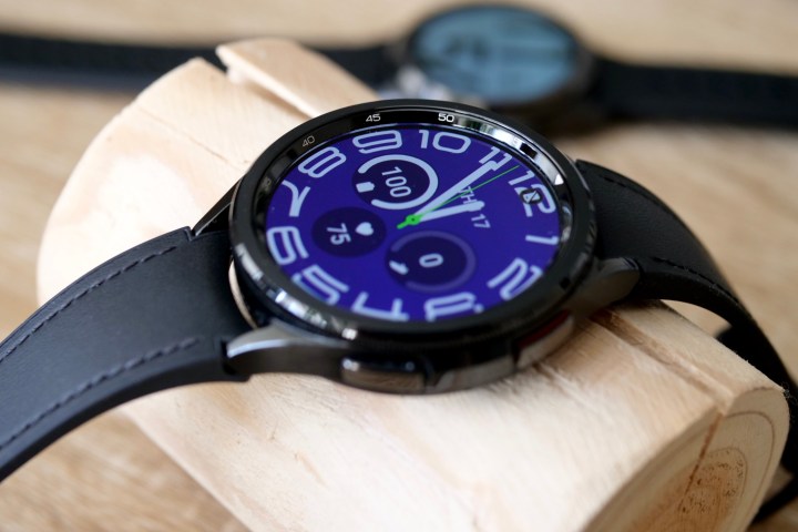 A lateral e a moldura do Samsung Galaxy Watch 6 Classic.