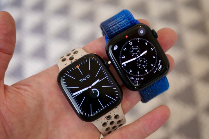 O Apple Watch Series 9 e o Apple Watch Series 8 mostrando as telas do ambiente.