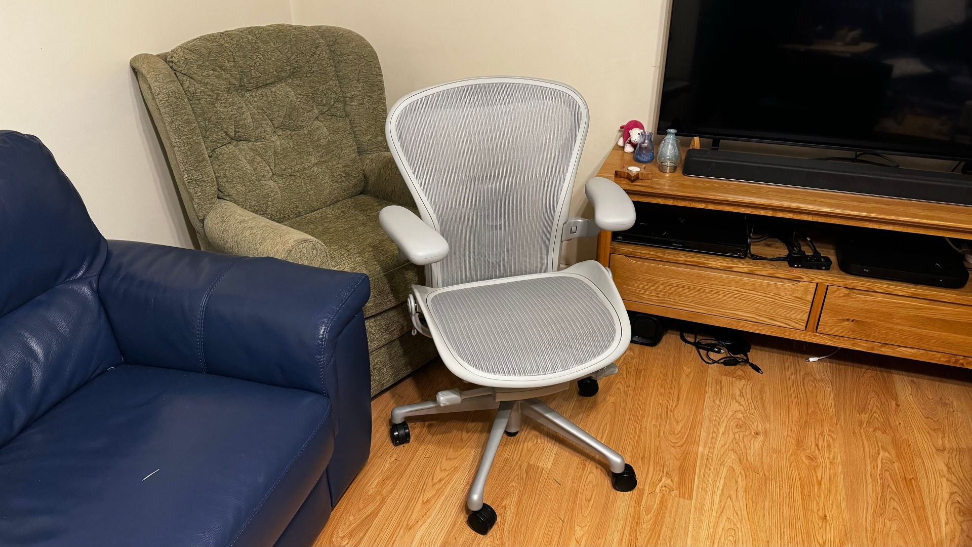 Herman Miller Aeron em frente a um sofá