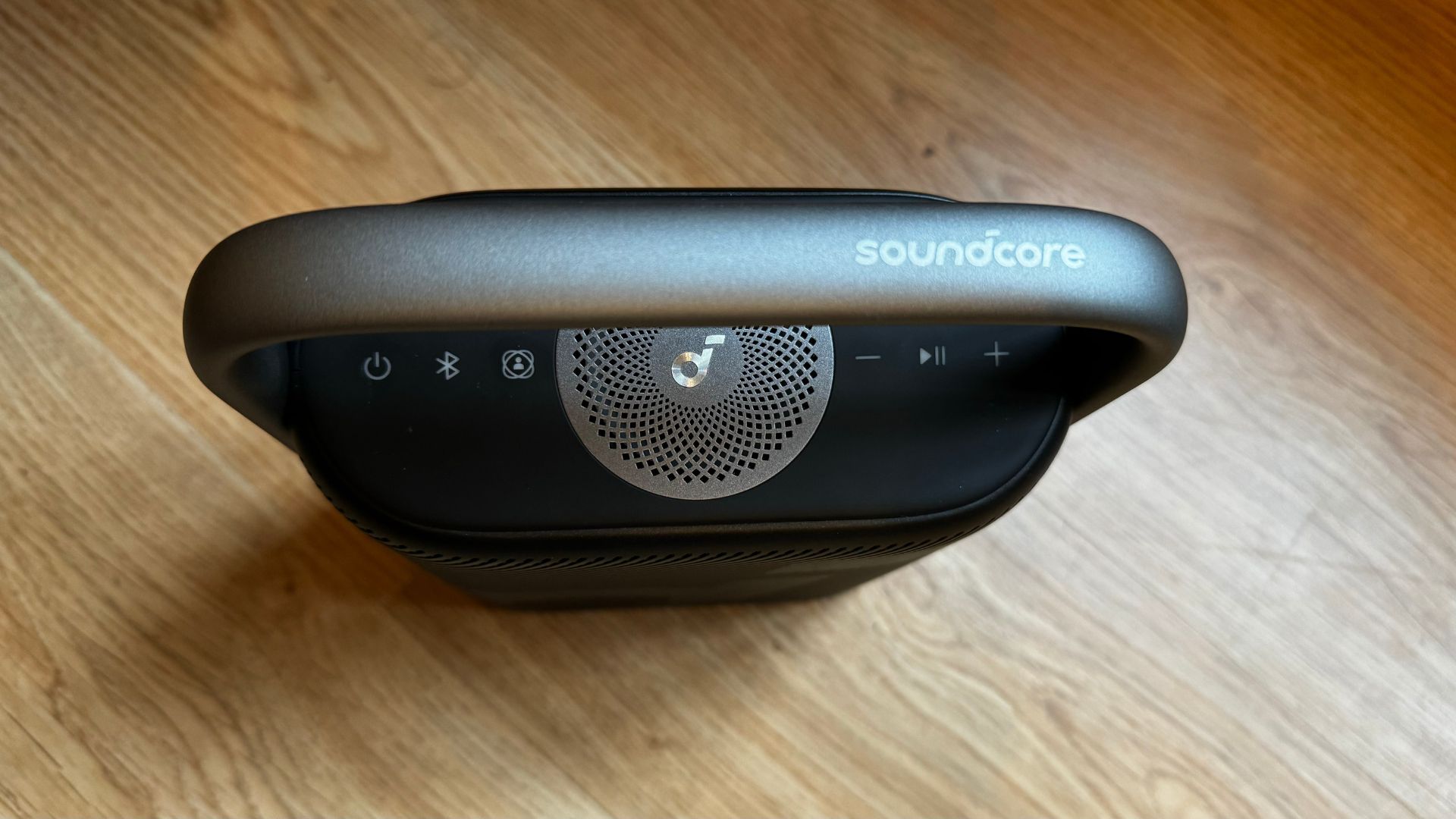 Soundcore Motion X500 visto de cima, mostrando a grade do alto-falante ascendente