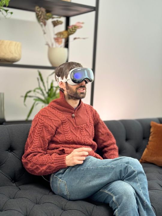 Um homem controla o Apple Vision Pro com gestos de pinça.