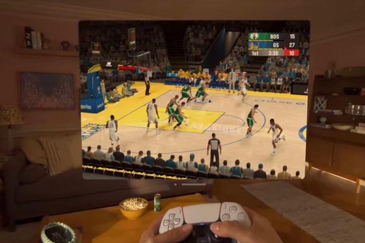 Um homem joga NBA 2K23 em um Vision Pro com um controlador DualSense.