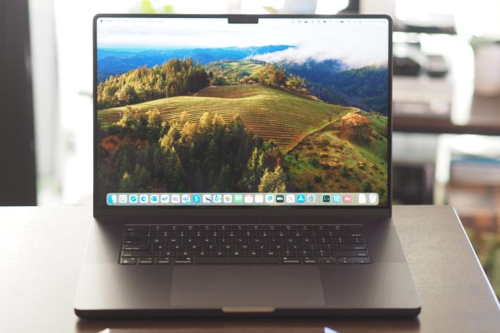 Vista frontal do Apple MacBook Pro 16 mostrando a tela e o teclado.