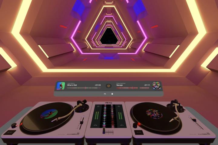 Um conjunto de mesas de DJ virtuais aparece em um túnel iluminado por neon usando o aplicativo djay no fone de ouvido Apple Vision Pro.