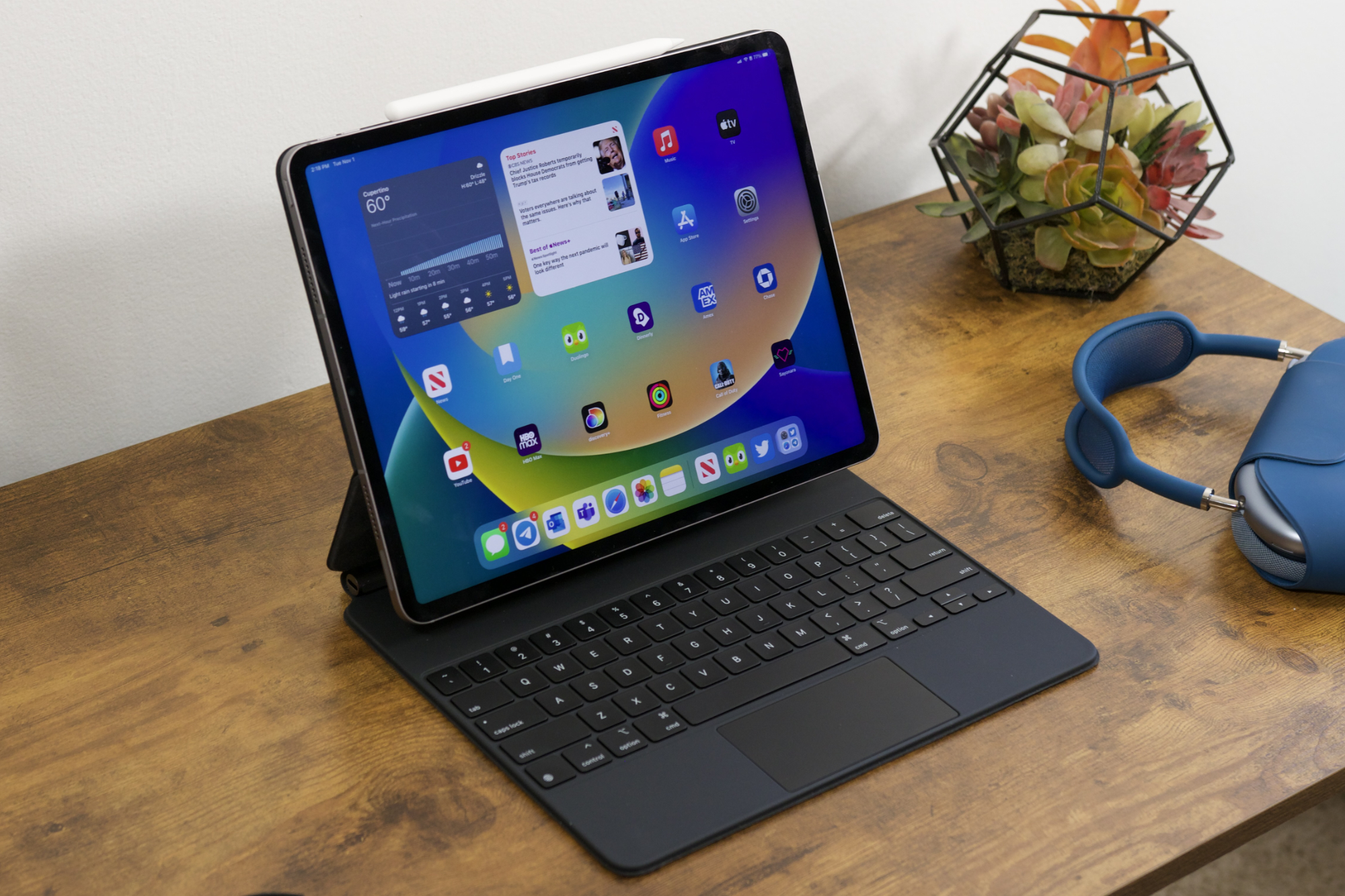 O iPad Pro (2022) instalado no Magic Keyboard.