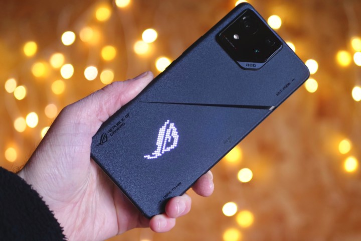 Uma pessoa segurando o Asus ROG Phone 8 Pro, mostrando as costas.