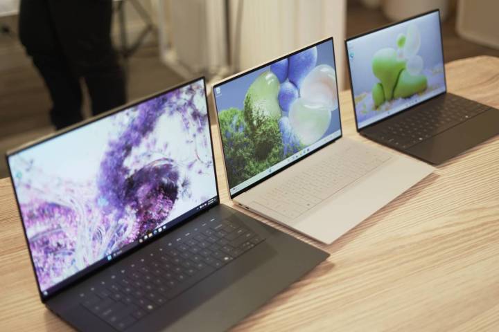 O XPS 16, XPS 14 e XPS 13 em uma mesa de madeira.