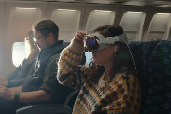 Uma pessoa usa um fone de ouvido Apple Vision Pro em um voo.