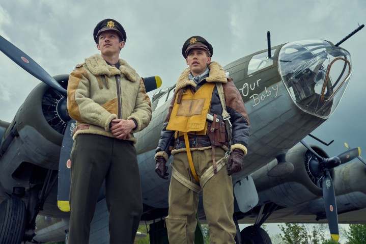 Callum Turner e Austin Butler estão perto de um avião em Masters of the Air.