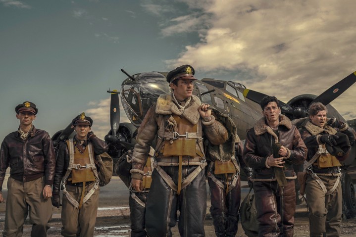 Callum Turner está com um grupo de pilotos no Masters of the Air.