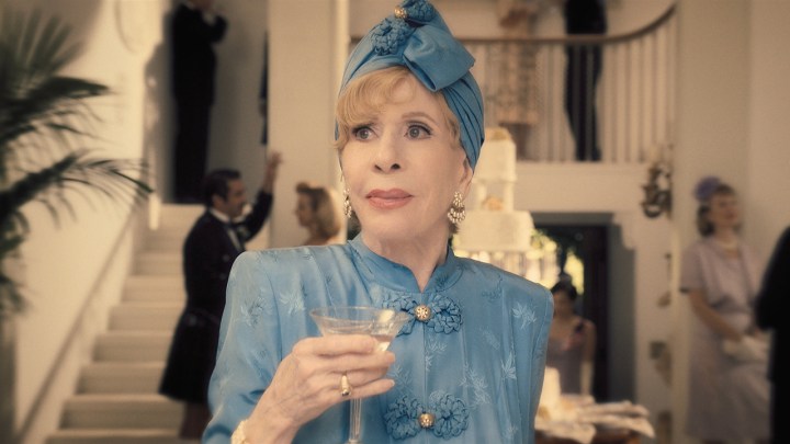 Carol Burnett segurando um drink e vestida em cena de Palm Royale no Apple TV+.