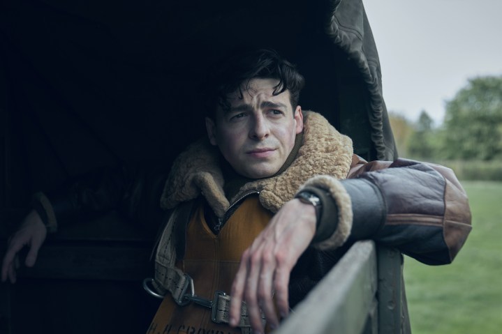 Anthony Boyle está sentado na traseira de um caminhão militar em Masters of the Air.