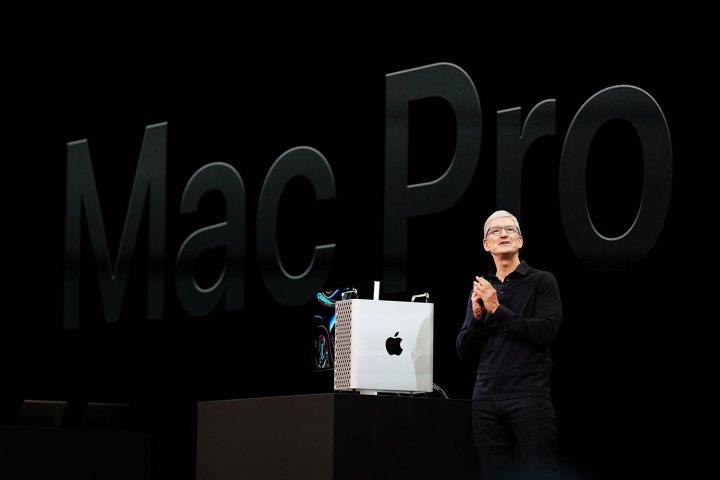 Tim Cook apresentando o Mac Pro no palco da WWDC em 2019.