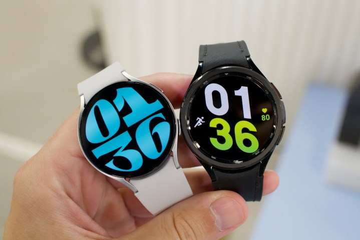 O Samsung Galaxy Watch 6 e o ​​Galaxy Watch 6 Classic próximos um do outro.