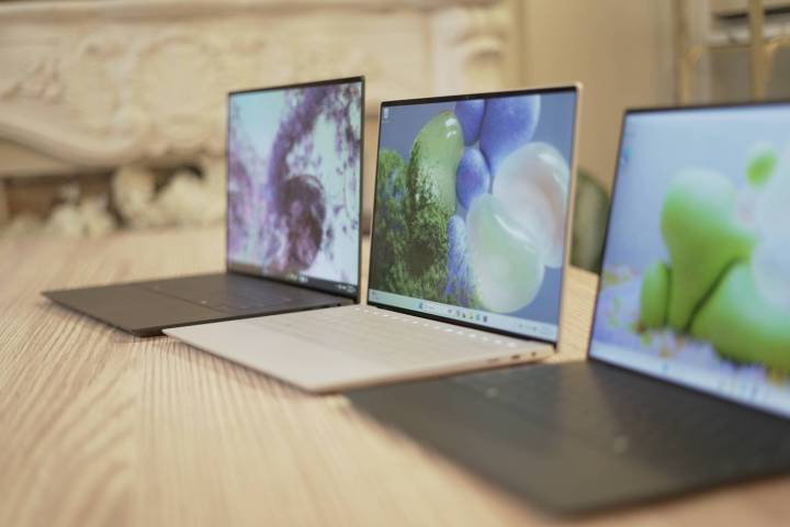 O XPS 13, XPS 14 e XPS 16 em uma mesa.