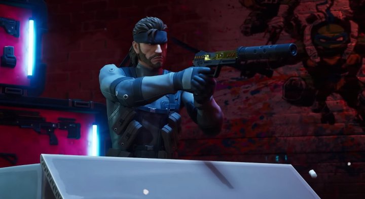 Solid Snake mirando uma pistola dentro de uma caixa em Fortnite.