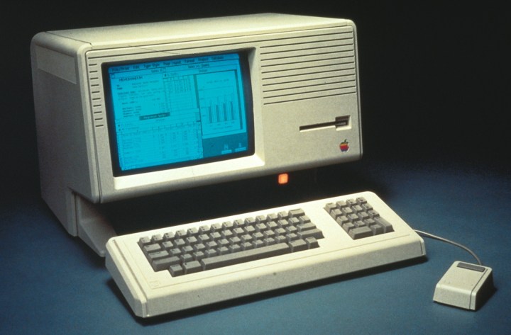 O computador Apple Lisa em um fundo cinza.